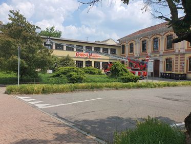Caduta calcinacci all’esterno della scuola Carducci. Intervengono i Vigili del Fuoco