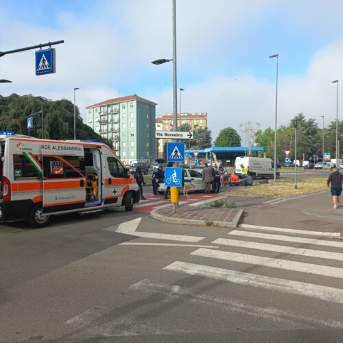 Ciclista investito alla rotonda di corso Borsalino: traffico congestionato
