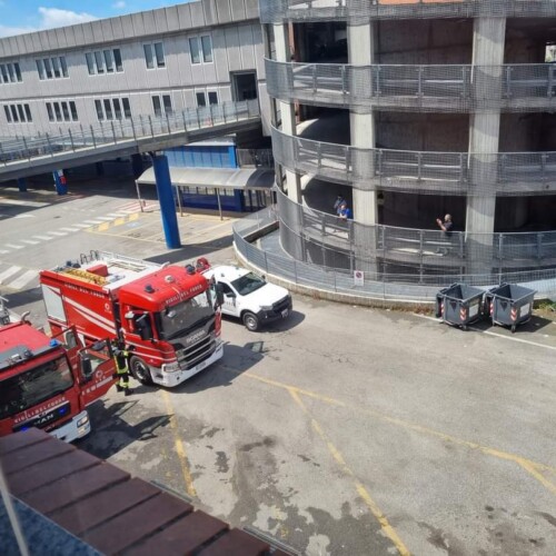 Auto esplode nel parcheggio Minerva di Pavia: un ferito grave, evacuati alcuni edifici