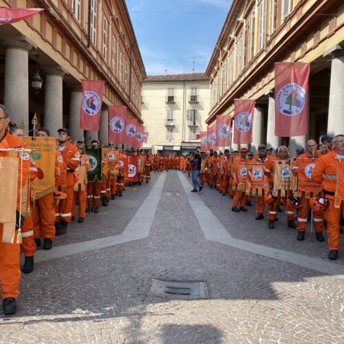 Il raduno dei Volontari Antincendi Boschivi del Piemonte tinge di arancione la città di Acqui