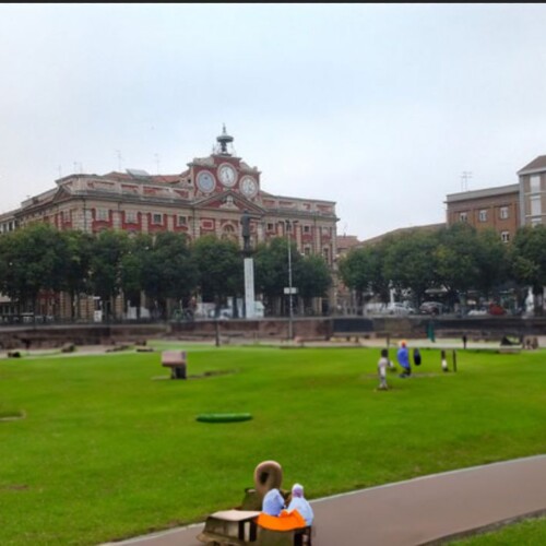 L’AI mostra quanto sarebbe bella Piazza della Libertà con un prato al posto delle auto