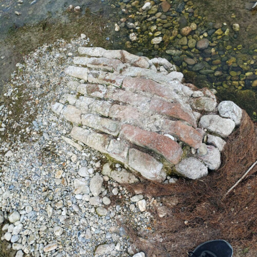 Dal letto in secca del fiume Po vicino a Bassignana emergono i resti di un borgo medievale