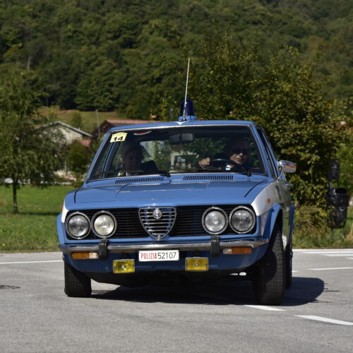 Una domenica piena di fascino con le auto del passato di “Ruote nella Storia”