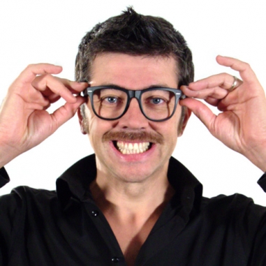 Teatro Valenza: la politica derisa dalla tagliente comicità di Alessandro Bianchi