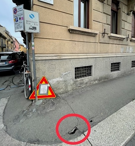 Buchi e lucernari rotti. Una cittadina: “Sempre più rischioso camminare sui marciapiedi”
