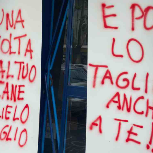 Cartelli minacciosi contro i padroni maleducati tra lo stupore di chi ci è passato davanti