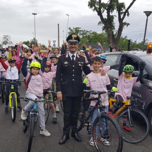 Giro d’Italia a Tortona: lo stand dei Carabinieri con le auto d’epoca, le divise storiche e i gadget per i bambini