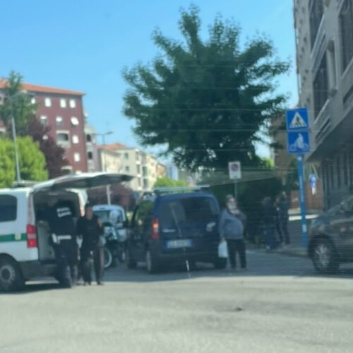 Donna incinta investita sulle strisce pedonali in corso 4 novembre: non è in gravi condizioni