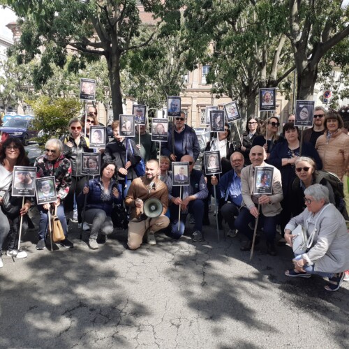 Un corteo contro i vaccini covid: ad Alessandria la manifestazione no vax “contemporanea in 20 paesi nel Mondo”