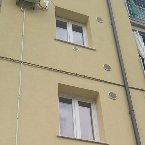 “Senza persiane da 2 anni” negli alloggi popolari in via Parnisetti. L’amministratore: “Lavori entro fine mese”