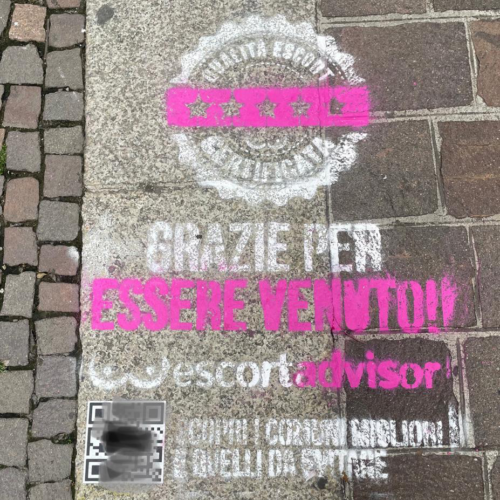 Scritte per terra che rimandano a un sito di escort in città: “Vergognoso, si cancellino subito”