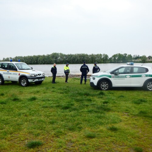 Bloccati in baracca per l’acqua alta del Po: recuperati da Polizia locale e Protezione civile
