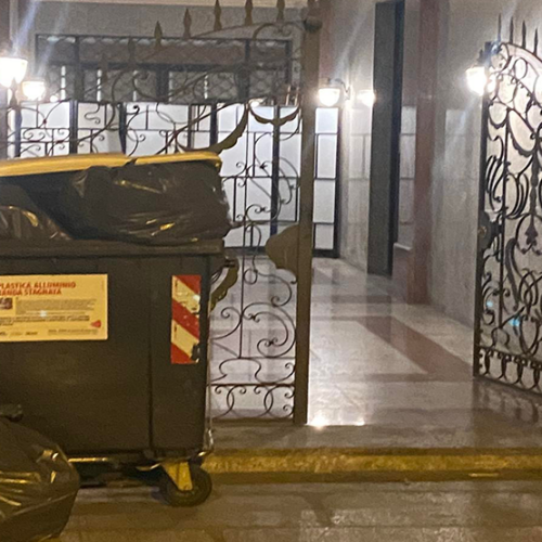 “Portoni lasciati aperti dopo il ritiro dei cassonetti”. Amag Ambiente si scusa: “Non succederà più”