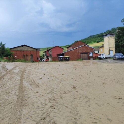 Temporale improvviso a Solonghello: fango invade la strada provinciale. Sindaco: “Una bomba d’acqua”