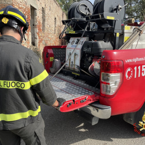 Incendio sterpaglie in Strada Comunale Savonese a Torre Garofoli: Vigili del Fuoco sul posto