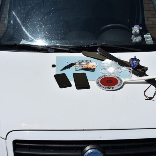 Fermati su un autocarro a fari spenti: viaggiavano con cocaina purissima e armi