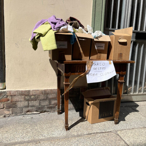 Un atto di gentilezza in via Alessandro III: “Regalo vestiti”