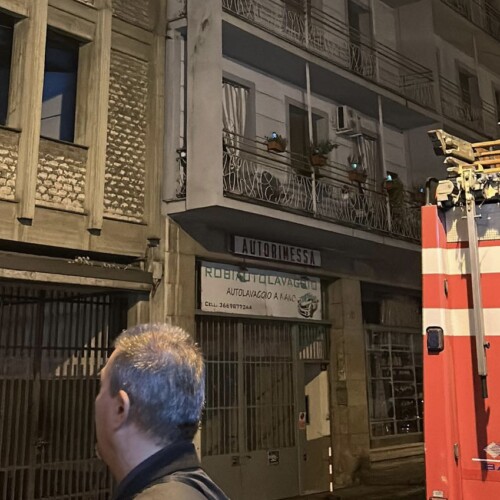 Intervento in via Calvi a Valenza per mettere in sicurezza la facciata di un palazzo
