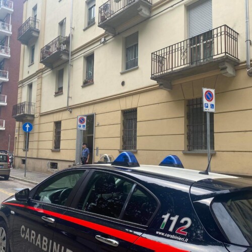 Accertamenti dei Carabinieri per una donna trovata morta in un appartamento