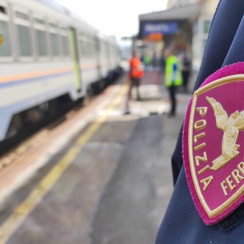 Tenta il suicidio sui binari: a Serravalle salvataggio della Polizia di Stato