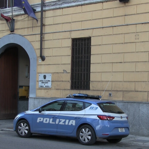 Con la tecnica dell’abbraccio sfilano due preziosi orologi. Polizia di Casale identifica e denuncia i responsabili