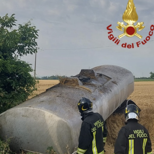 Incidente stradale a Sale: esce di strada un mezzo pesante che trasportava liquido infiammabile