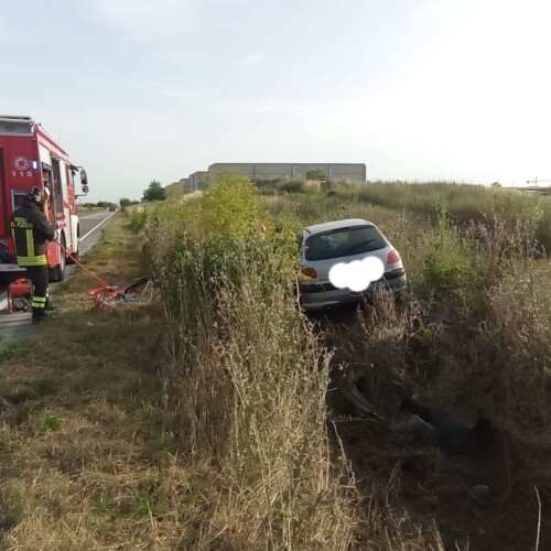 Incidente a Spinetta Marengo: auto finisce in un fosso in Strada Kennedy