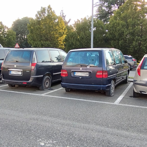 Case popolari: la Regione contro il degrado. Via le carcasse di auto e no all’illegalità