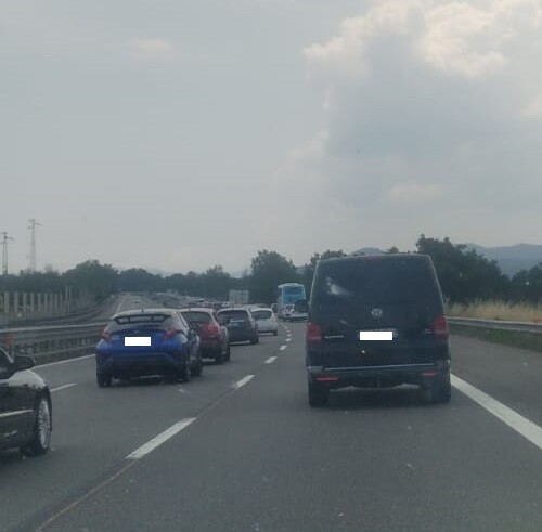 Code sulla A26 verso Genova, lo sfogo di una viaggiatrice: “Oltre due ore fermi e nessun avviso, è vergognoso”