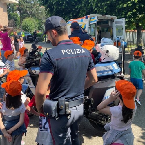 La Polizia incontra i piccoli studenti di Tortona per la Festa delle Sirene