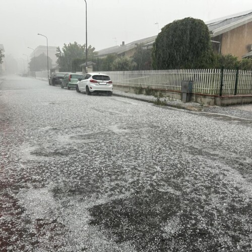 Grandine al quartiere Cristo di Alessandria: strade e balconi imbiancati dai chicchi