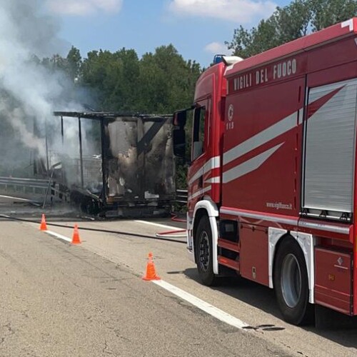 Incendio di un camion sulla A26: sul posto i Vigili del Fuoco, Polizia Stradale e società Autostrade
