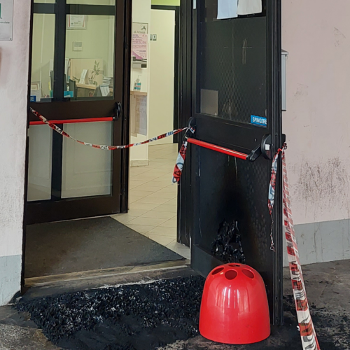 A volto coperto tenta di dar fuoco al Consorzio socio assistenziale di Tortona