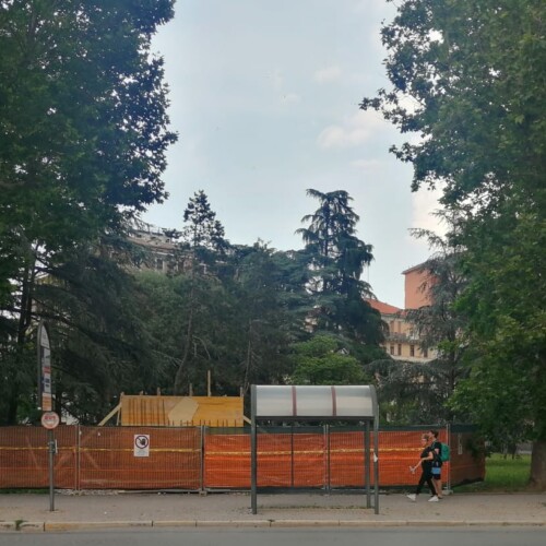 Iniziati ai giardini davanti alla stazione di Alessandria i lavori di installazione del monumento agli Alpini