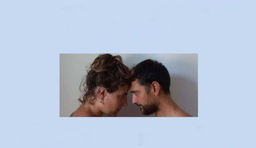 “Una notte quasi orizzontale”: il matrimonio tra risate e riflessione sul palcoscenico di Voghera