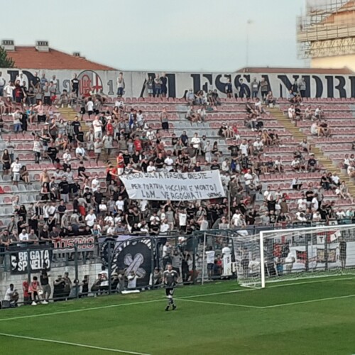 Il coro della Gradinata Nord durante Alessandria-Samp: “Via i banditi dal Moccagatta”