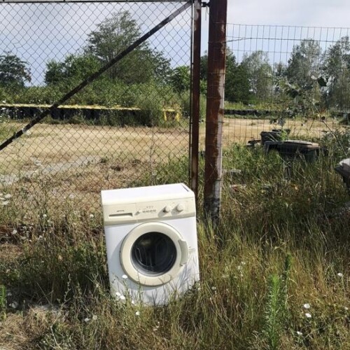 Mezza cucina, una lavatrice e altri rifiuti: identificato incivile e costretto a ripulire