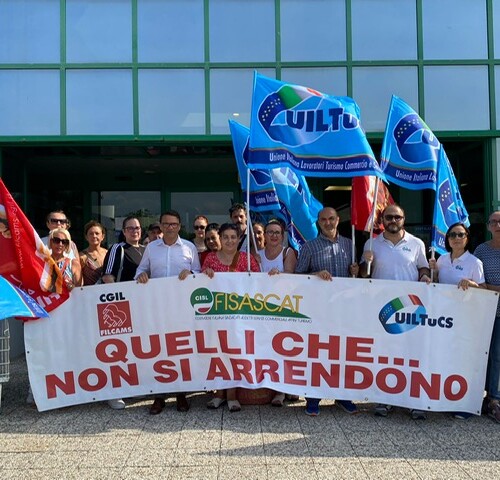 Sciopero e presidio per i dipendenti del supermercato de “I Giovi” a Pozzolo