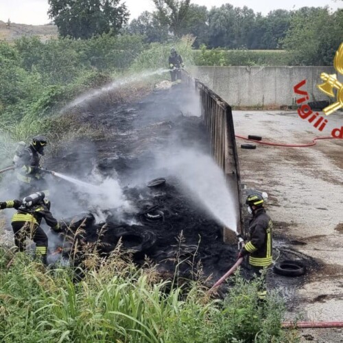 Pneumatici in fiamme a Cavacurta: nessuna persona coinvolta