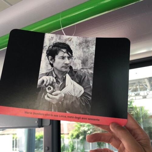 Gli scatti di Mario Dondero appesi all’interno dei bus pavesi