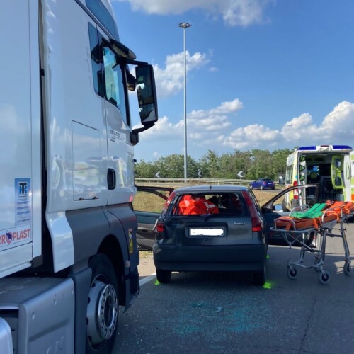 Tamponamento tra mezzo pesante e auto lungo la SR10. Automobilista in codice giallo