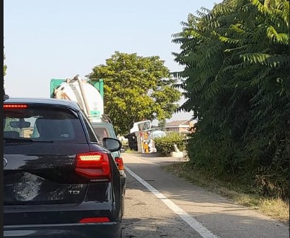 Autocisterna fuori strada lungo la SS10 a Spinetta. Tratto ancora chiuso. Evacuati tre edifici nella zona
