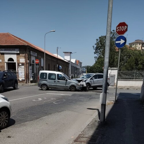 Violento impatto tra due auto in via Maggioli: traffico rallentato