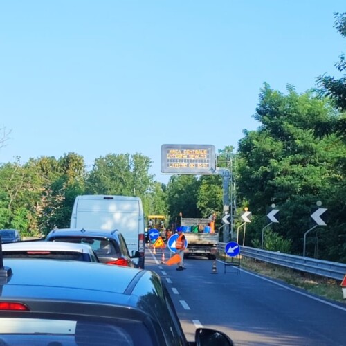Asfaltature ingolfano il traffico tra Spinetta e Alessandria. La rabbia degli automobilisti rimasti in coda