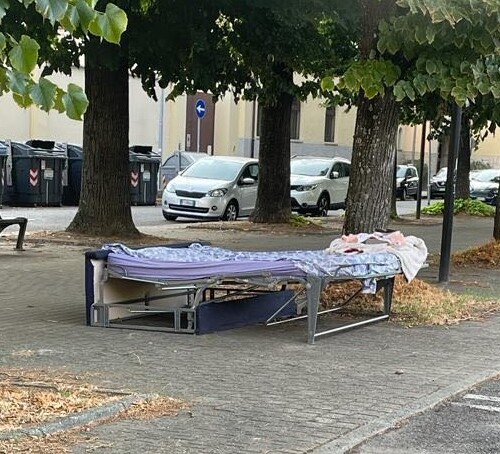 Divano letto in piazza Divina Provvidenza: “Segno delle crescenti difficoltà vissute dalle persone”  