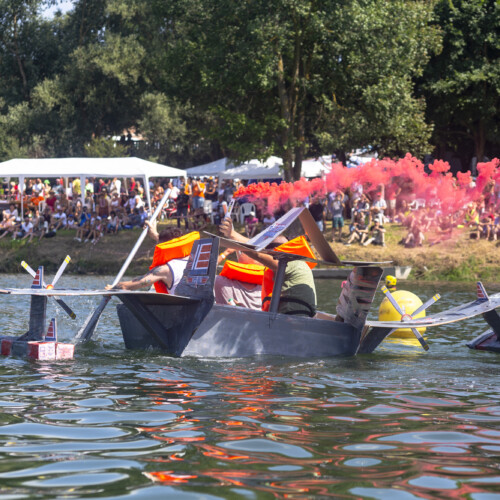Migliaia di persone all’evento “Galleggia non Galleggia” tra le barche di cartone sul Po