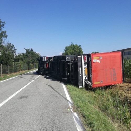 Incidente tra un autoarticolato e una vettura lungo la strada per Quargnento. Grave il conducente del mezzo pesante