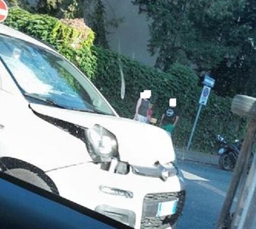 Auto ribaltata in via Palermo dopo lo scontro con un altro mezzo: nessuna grave conseguenza