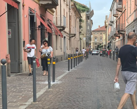 Nuovi paletti contro la sosta selvaggia in via Cavour ad Alessandria