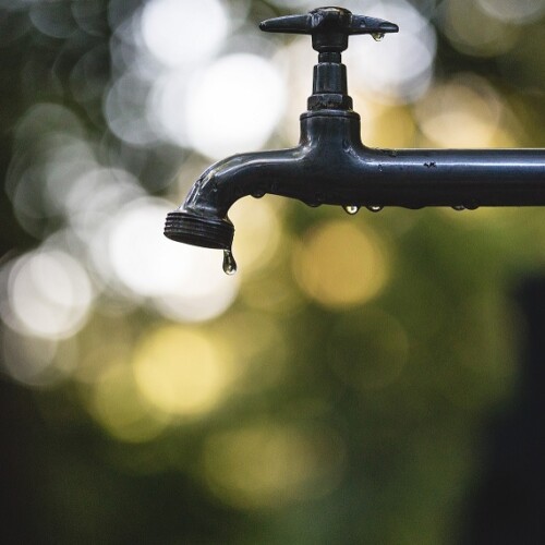 Troppi nitrati: a Carentino stop all’uso dell’acqua dei rubinetti per consumi alimentari